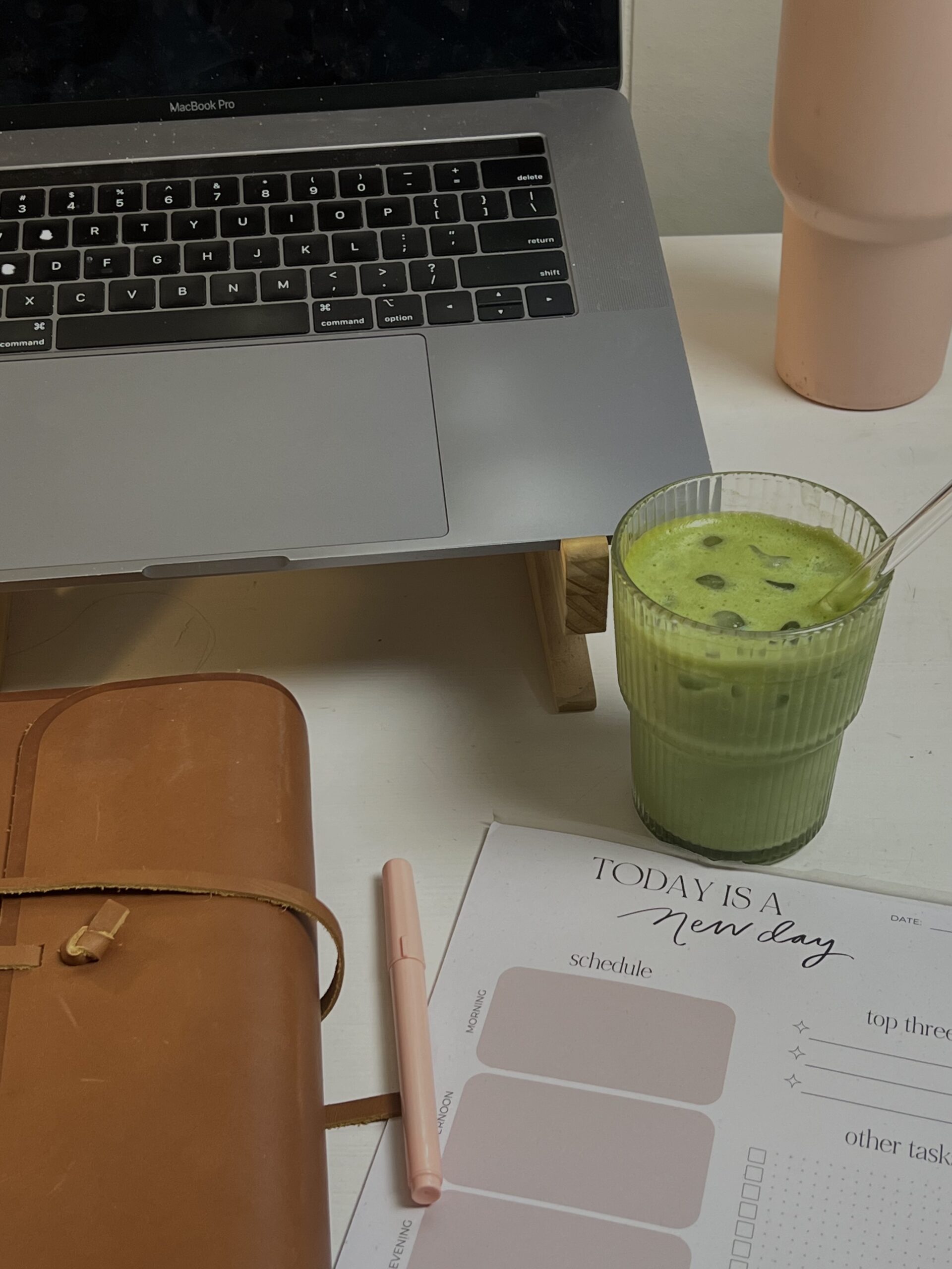 5 Must-Have Elements That Turn Your Homepage Into a Client-Converting Machine (You Have 8 Seconds!)